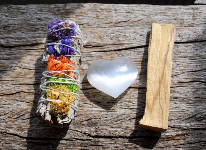 HEALING & CLEANSING Floral White Sage + Selenite Heart + Palo Santo Smudging Set, Energy Purification
